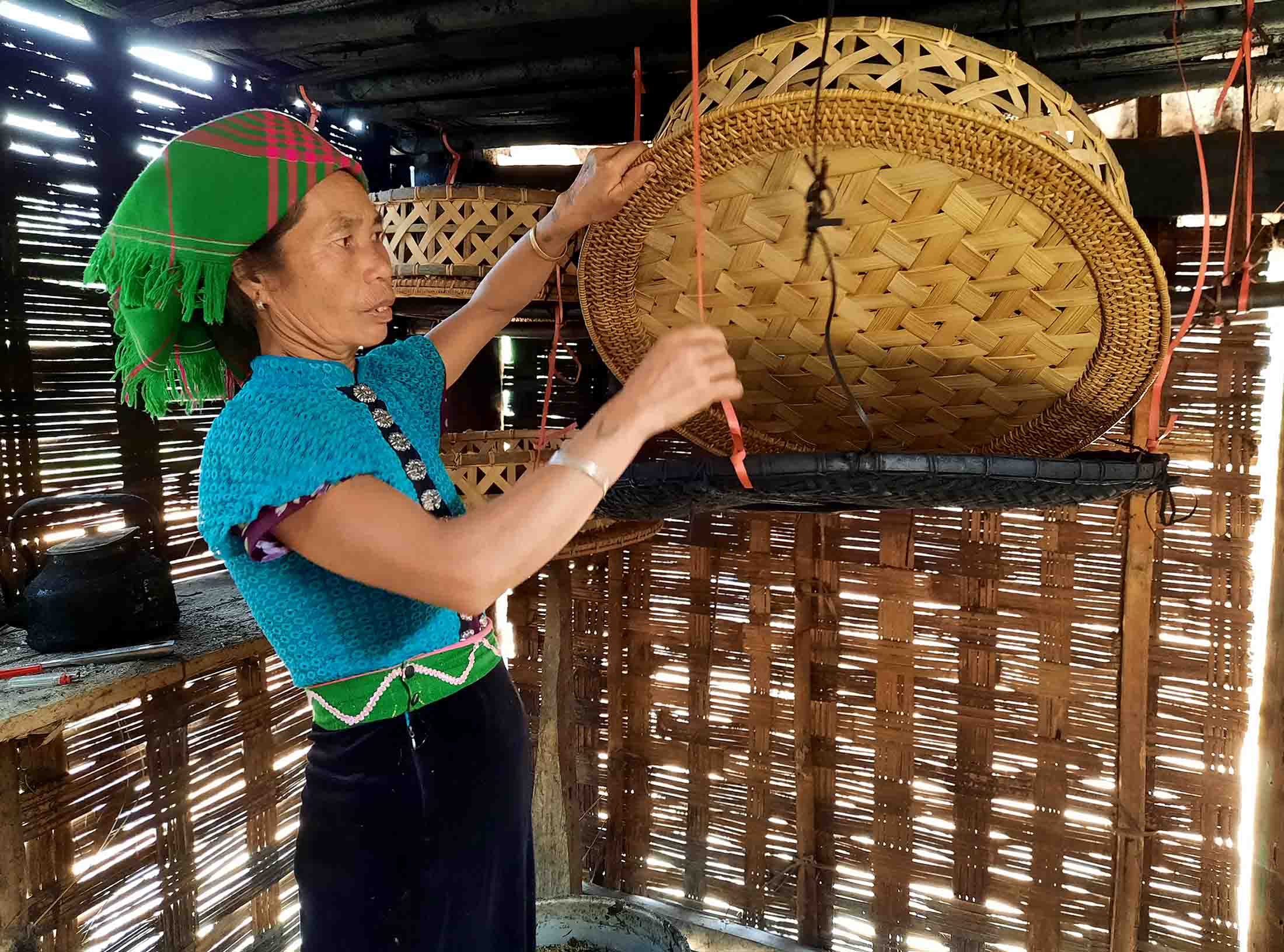 Bà Lò Thị Ón bảo quản mâm mây tre trên gác bếp.